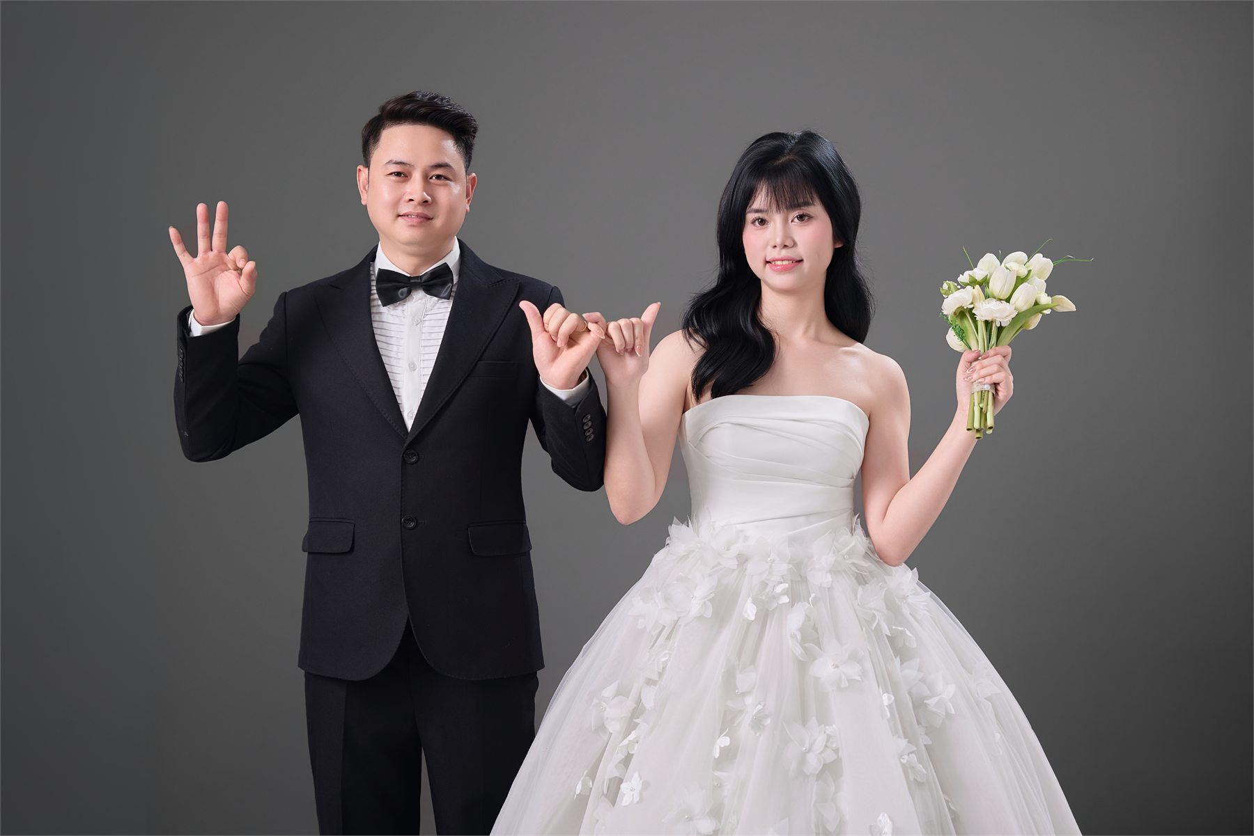 Minh Tuyển và Hồng Nhung trong khung hình studio chủ đạo