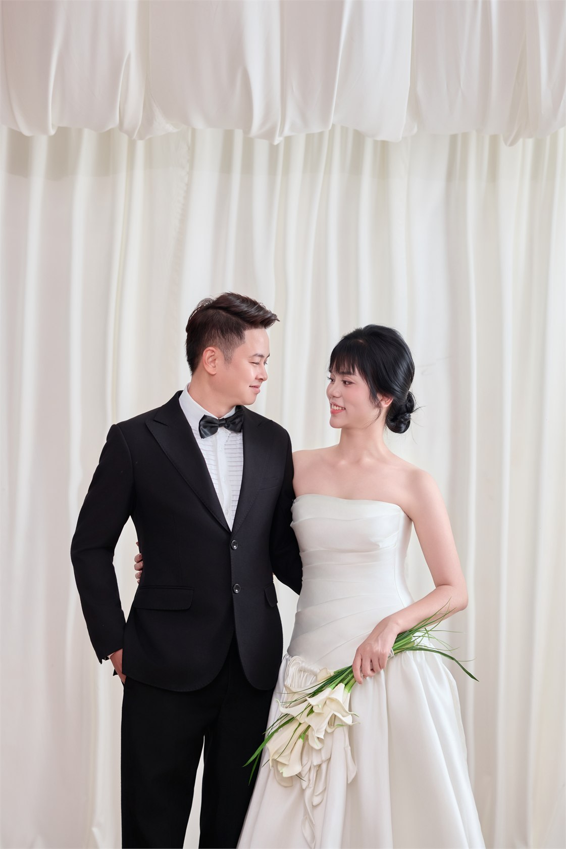 Minh Tuyển và Hồng Nhung tựa vào nhau